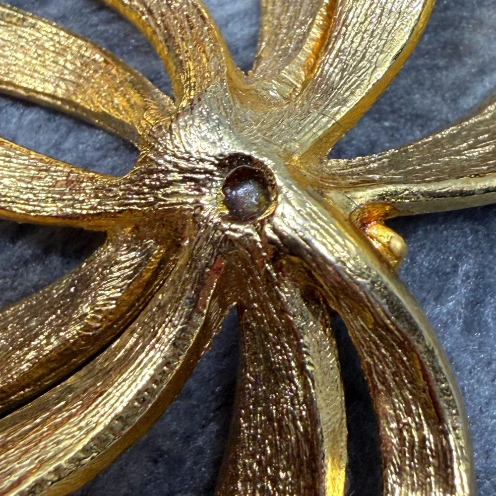 Vintage Gold Tone Bow‎ Brooch Pin Women's Fashion Accessory 2 in